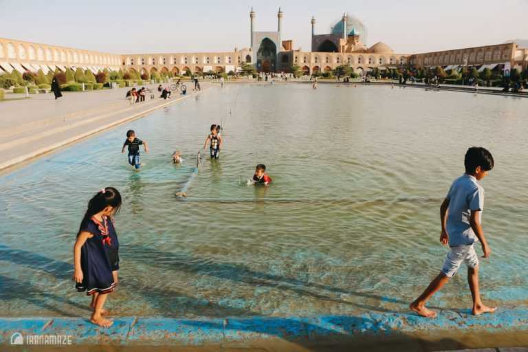 Naqshe-Jahan-Isfahan-kids-playing