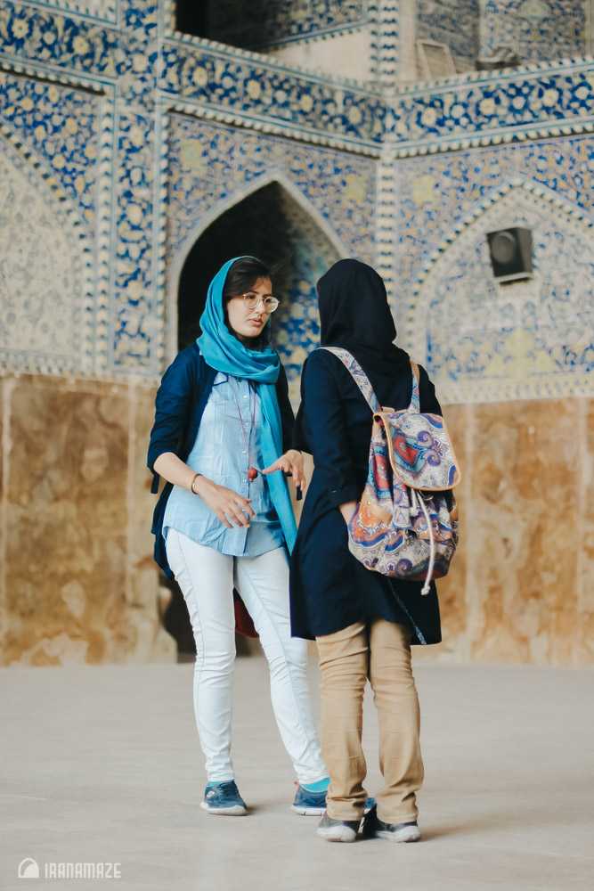 Shah-Mosque-Isfahan-Girls-Talking-1