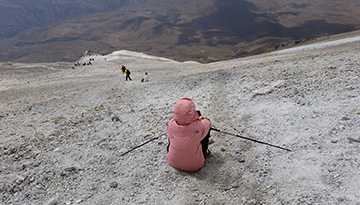 Sulfur-tourists-southern-route-Damavand