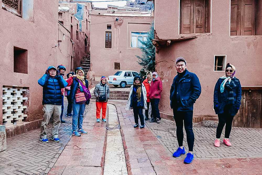 Tourists-abyaneh-clay