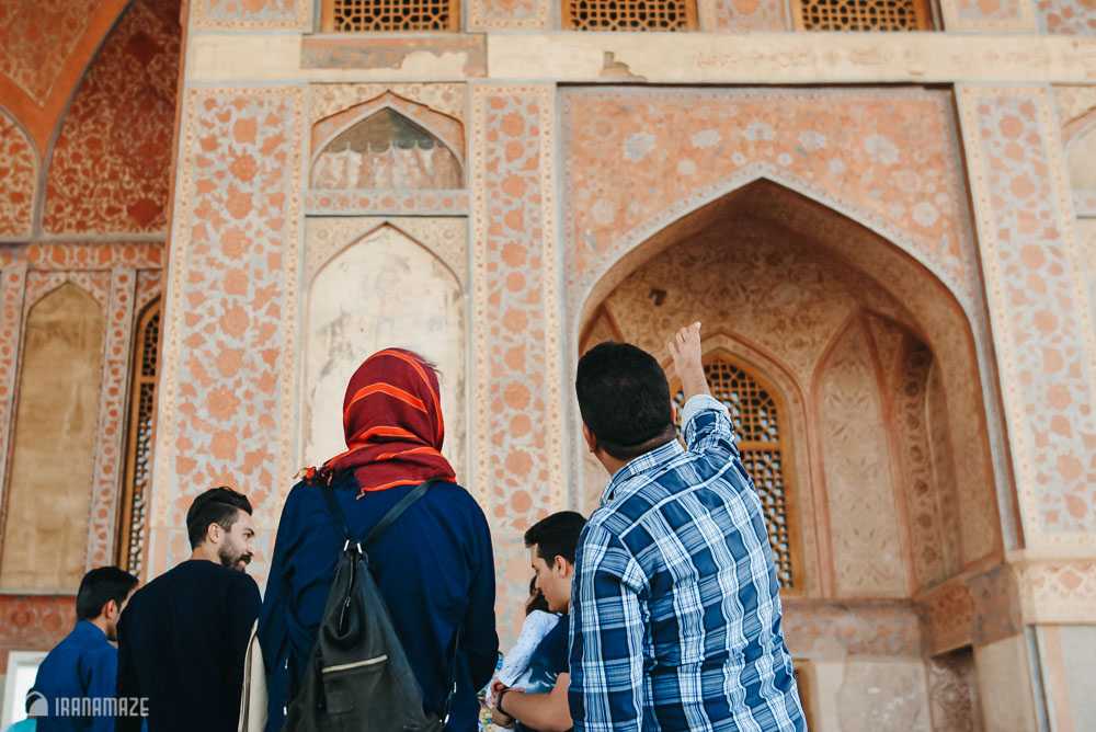 Ali-Qapu-Isfahan-tourists-pointing
