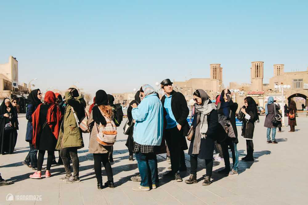 Historic-Yazd-group-tourists