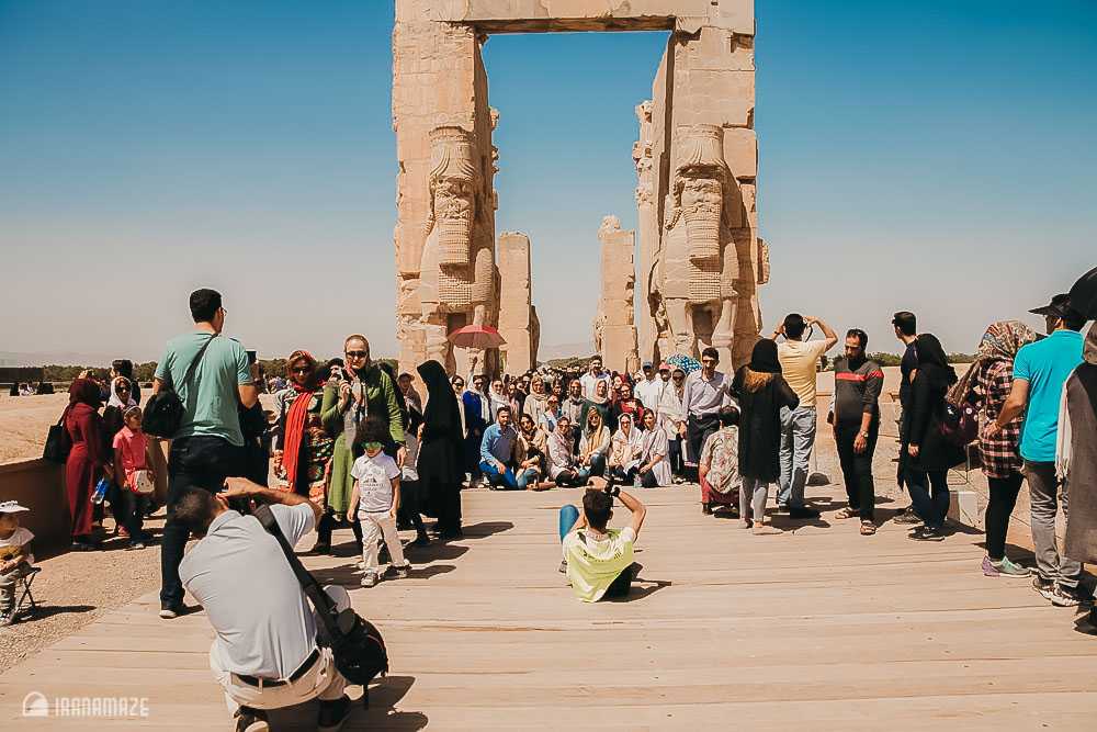 Persepolis-Shiraz-tourists-photography