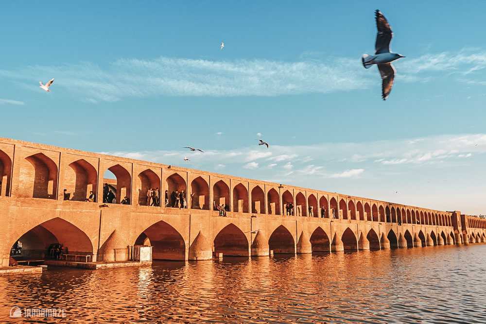 Si-o-se-pol-Bridge-Isfahan-blue-sky
