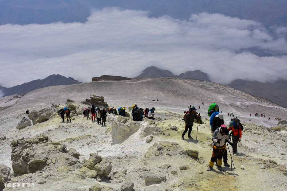 Sulfur-hill-Damavand-summit