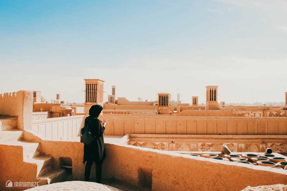 Yazd-female-tourists-windcatchers