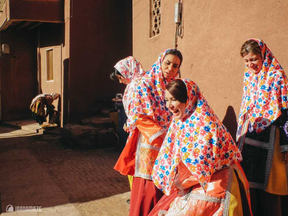 Abyaneh-Kashan-Women-Traditional-Clothes-2.jpg